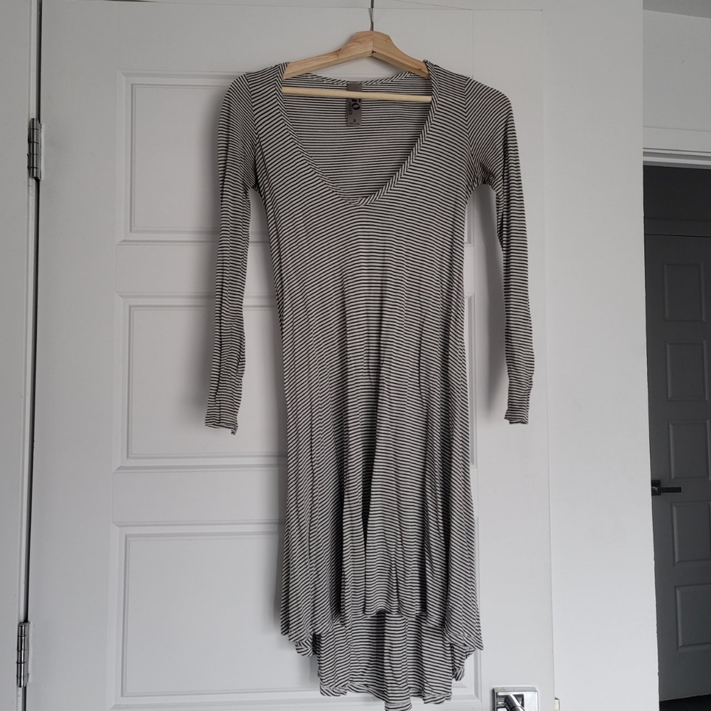 Hi-low v-neck 3/4 sleeve dress